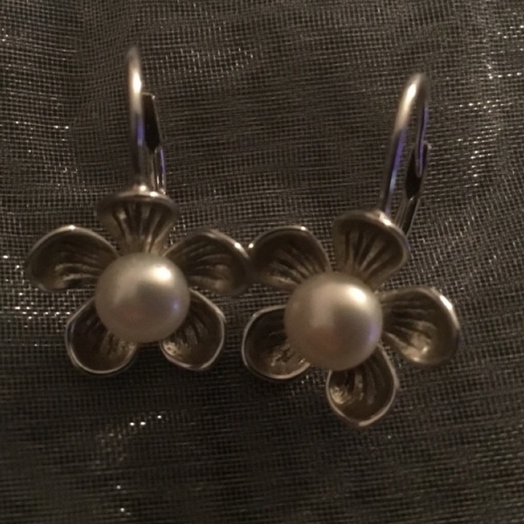 SALE ☄️Solid 14K Gold And Pearl Flower Earrings EC - Picture 6 of 11